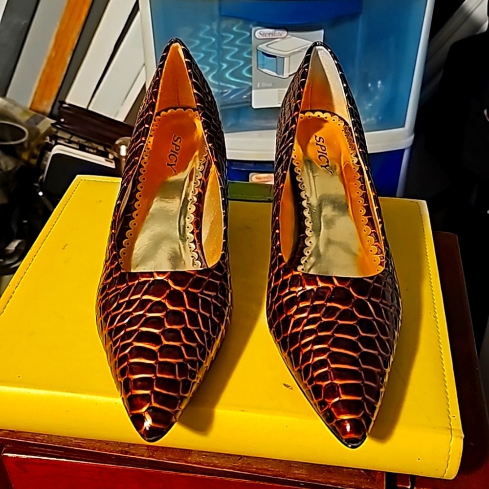 New Spicy Designer Shoes, Sz. 8.5, Glossy Brown Crocodile Look, Low Heel 1.5"